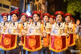 Xe pháo, khí tài và khối diễu binh hành quân từ tinh mơ vào Quảng trường Ba Đình