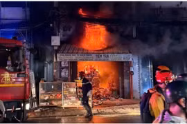 Cháy dữ dội cửa hàng bán thiết bị điện, nước ở TP HCM