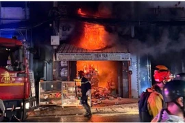 Cháy dữ dội cửa hàng bán thiết bị điện, nước ở TP HCM