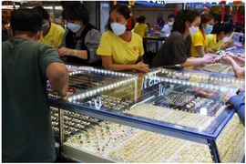 Giá vàng hôm nay 19/8: Sụt giảm khi USD tăng giá