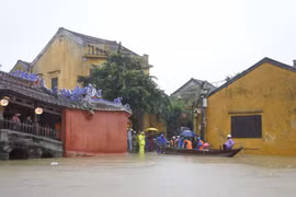 Phố cổ Hội An ngập trong biển nước