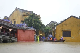 Phố cổ Hội An ngập trong biển nước