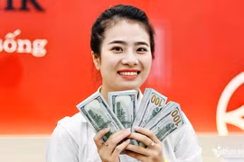 Giá USD ngân hàng vượt 26.300 đồng, cao kỷ lục