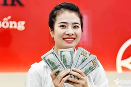 Giá USD ngân hàng vượt 26.300 đồng, cao kỷ lục