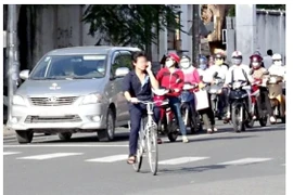 Đi xe đạp dùng điện thoại có bị phạt?