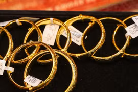 Giá vàng 22/7: Thế giới tăng mạnh, SJC tiến gần mốc 122 triệu đồng?