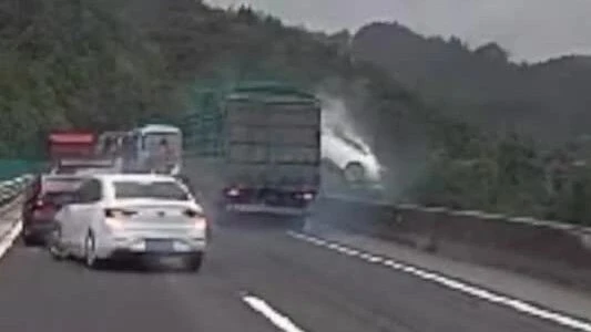 Xe tải đâm liên hoàn, hất văng xe con khỏi đường cao tốc 