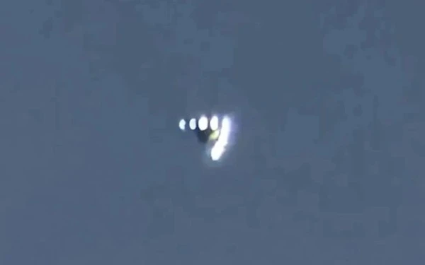 Người dân phát hiện vật thể bay bí ẩn phát sáng trên bầu trời
