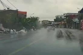 Lao như tên bắn giữa trời mưa, ô tô đâm vào người đi xe máy rồi lật ngửa 