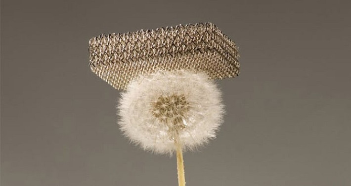 Quy trình sử dụng graphene oxit, nước và nền lạnh âm 25°C để tạo hình từng lớp.
