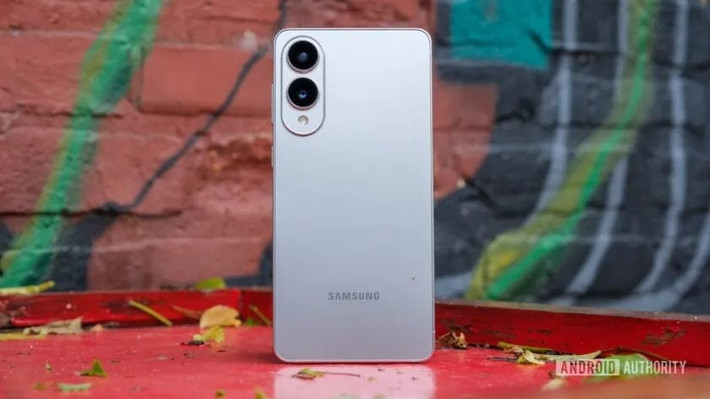 Samsung Galaxy S25 Edge bị chê vì tản nhiệt kém, pin yếu, sạc chậm và có thể sớm lỗi thời khi Galaxy S26 Edge ra mắt với pin 4.400mAh.(Ảnh: Android Authority)