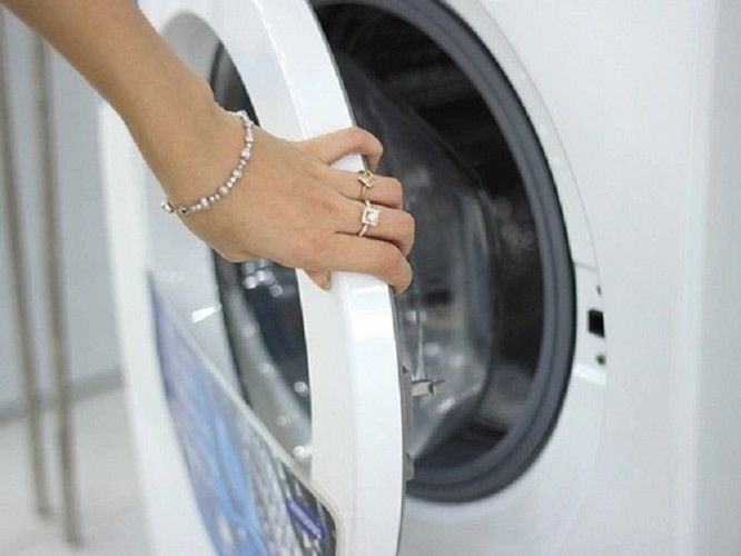 Đóng cửa máy ngay sau giặt khiến hơi ẩm bị giữ lại và gây mùi.