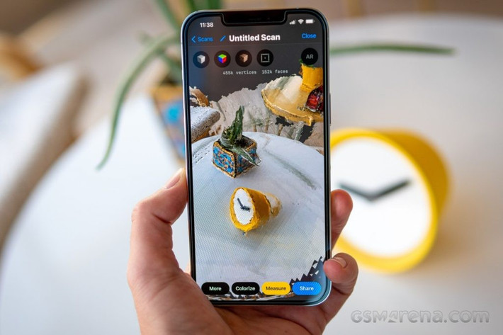 Với LiDAR, iPhone có thể đo chiều cao người hoặc quét vật thể 3D nhanh chóng chỉ bằng camera.