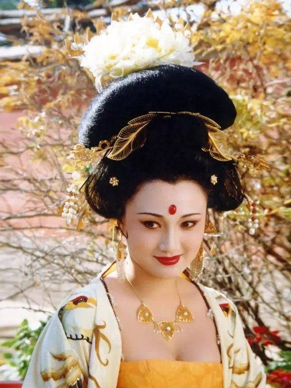 Vẻ đẹp của bà từng được thi sĩ Lý Bạch ca tụng trong ba bài thơ nổi tiếng “Thanh bình điệu” lưu danh muôn thuở.