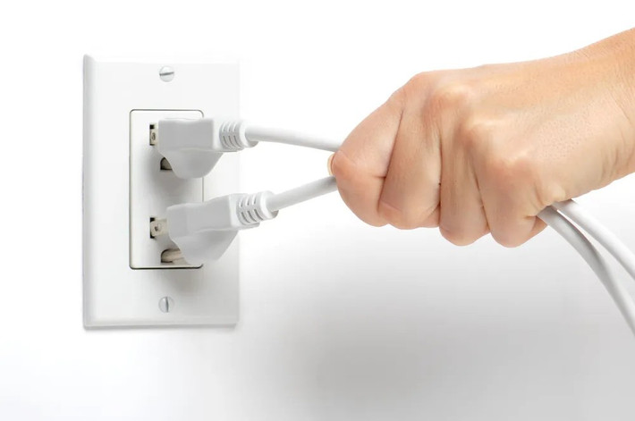 Tốt nhất nên rút toàn bộ nguồn điện, cáp mạng để tránh hỏng hóc do sét hoặc điện áp tăng đột ngột.