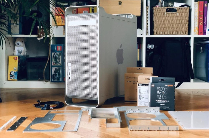 Thiết kế vỏ nhôm với lỗ thông gió “cheese grater” nhanh chóng trở thành biểu tượng.