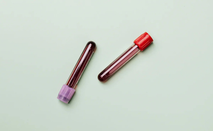 Máu được tạo từ hemoglobin người hiến tặng, bọc trong màng chất béo để tránh phản ứng miễn dịch.