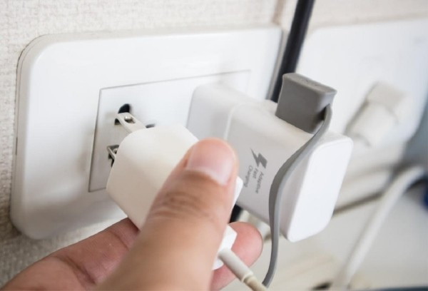 Không nên sử dụng sạc, pin điện thoại kém chất lượng hoặc đã hỏng. (Ảnh: Seve7)