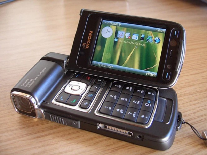 5. Nokia N93 nổi bật với camera “khổng lồ” xoay được, từng là niềm mơ ước của dân quay phim.