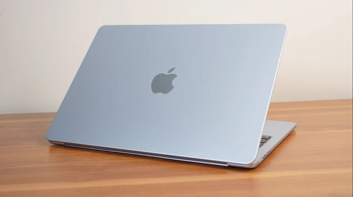 1. Macbook Air 13 inch M4: MacBook Air 13 inch M4 là lựa chọn hàng đầu cho sinh viên với pin gần 16 giờ và trọng lượng nhẹ, dễ mang theo đến lớp.