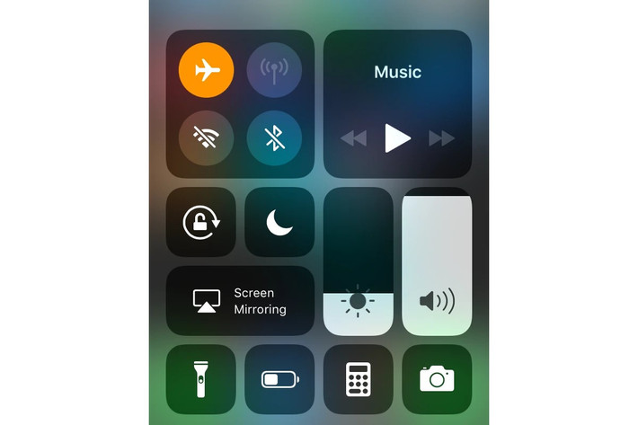 Tuy nhiên, chế độ máy bay trên iPhone hiện đại không còn tắt hoàn toàn WiFi, Bluetooth như trước.