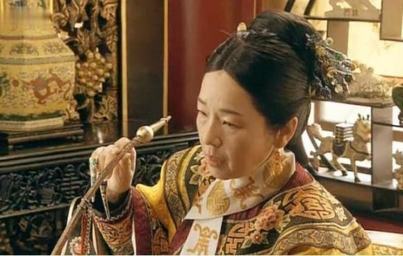 Mặc dù không tự xưng là Hoàng đế nhưng bà đã nắm giữ quyền lực thực sự trong nhiều thập kỷ, Hoàng đế Quang Tự chỉ là một con rối. Với sự gia tăng của quyền lực, yêu cầu của bà đối với cuộc sống cũng ngày càng tăng.