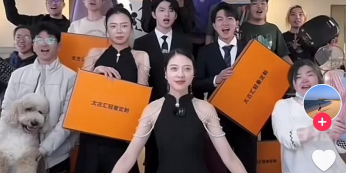 Chiến lược siêu tốc này giúp cô bán được hàng trăm sản phẩm chỉ trong một buổi phát sóng trực tiếp.