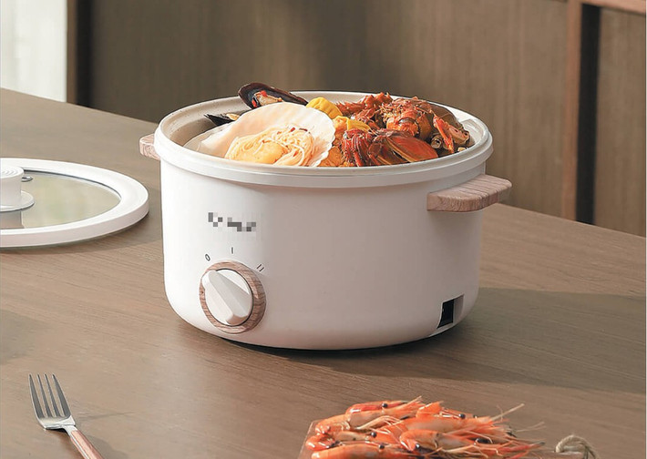 1. Nồi điện đa năng giúp chị em nấu lẩu, chiên, xào, hấp chỉ với một thiết bị duy nhất.