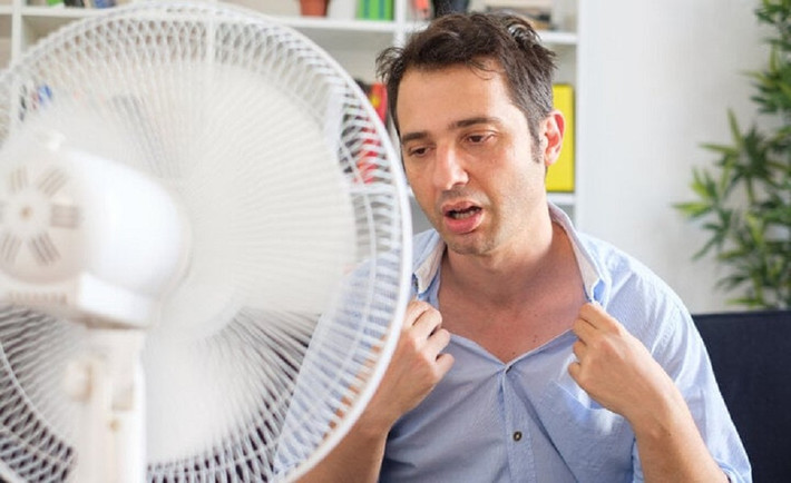Ở nhiệt độ 45°C và độ ẩm 15%, quạt khiến cơ thể nóng thêm 0,3°C so với không dùng.