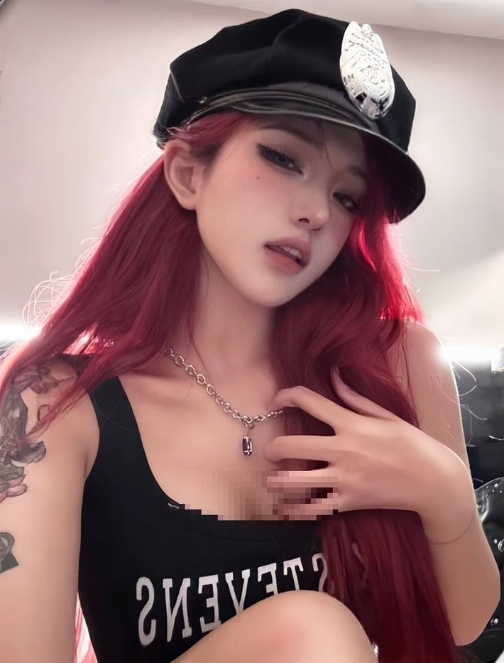 Cô hiện có hàng trăm nghìn lượt theo dõi trên các nền tảng như Weibo và Douyin.