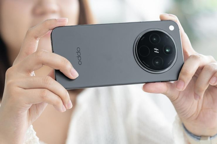 Về camera, OPPO sở hữu cụm ba ống kính 50MP đa dạng, trong khi iPhone 17 bản thường thiếu telephoto quang học.