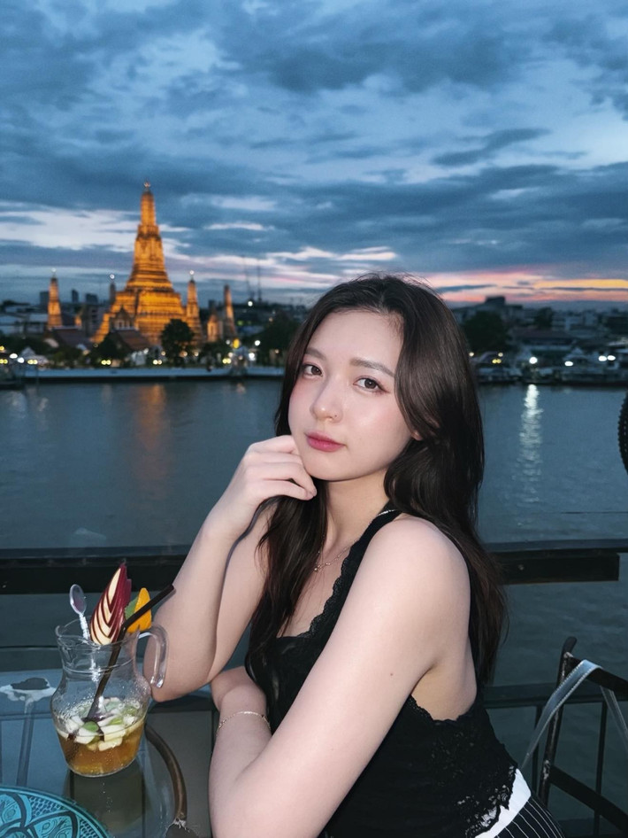 Góc chụp hoàn hảo với ánh sáng mềm mại đã tôn lên sống mũi cao, làn da mịn và đôi môi gợi cảm của nữ MC.