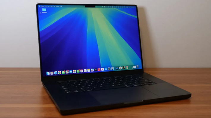 4. MacBook Pro 16 (M4 Pro): MacBook Pro 16 inch M4 Pro là mẫu mạnh nhất, phù hợp với sinh viên chuyên phim ảnh, đồ họa 3D, hoặc xử lý tác vụ cực nặng.