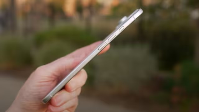 Một số ý kiến cho rằng Apple đang cố tình “hy sinh” pin để đẩy mạnh phụ kiện sạc.(Ảnh: News18)