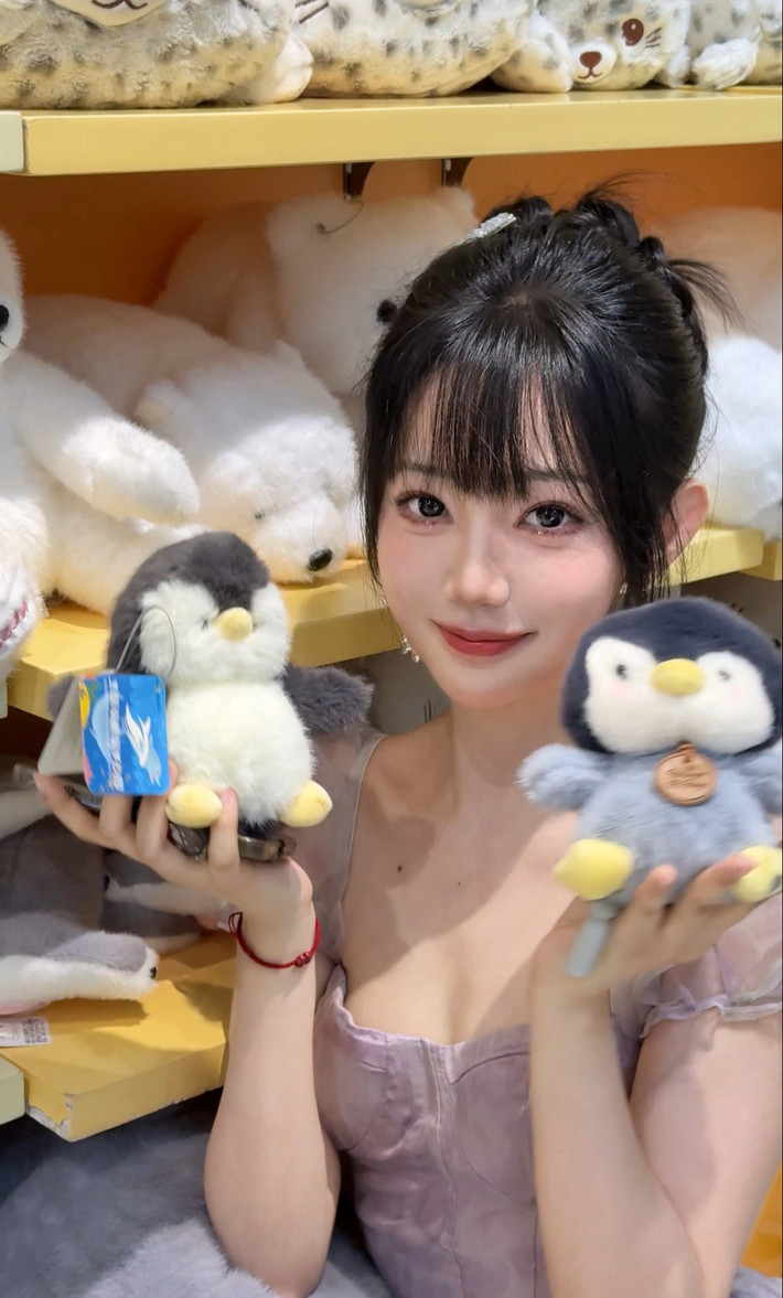 Giữa “rừng nhan sắc” ấy, October luôn là cái tên khiến fan phải nhớ nhung bởi phong thái tự tin và vẻ ngoài cực kỳ cuốn hút.