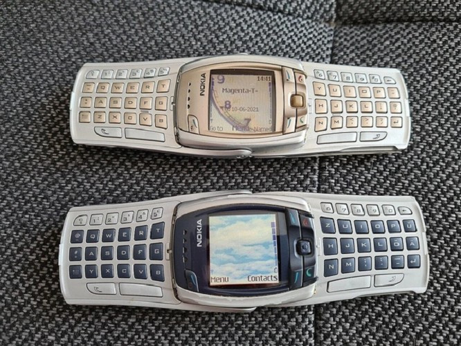 1. Nokia 6800 trông như điện thoại thường nhưng lật ra lại là bàn phím QWERTY đầy đủ giúp soạn email cực tiện.