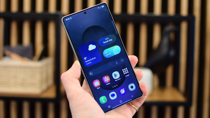 Galaxy S25 Ultra là lựa chọn hấp dẫn hơn nhờ màn hình 6,9 inch, pin 5000 mAh, camera chính 200MP và hỗ trợ S Pen tiện lợi. (Ảnh: Người đưa tin)