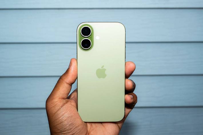 Apple có thể vui vì doanh số tăng, nhưng cũng phải đối mặt với thực tế rằng chính họ đã tạo ra một “quái vật” làm lu mờ dòng Pro.