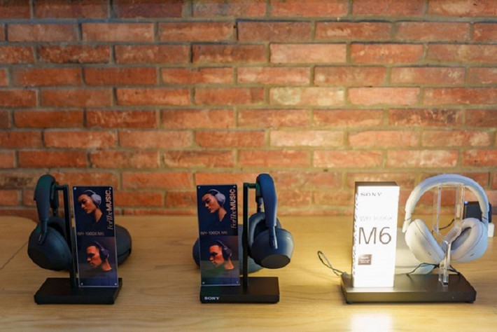 Công nghệ chống ồn thông minh sử dụng 12 micro điều chỉnh theo thời gian thực, giúp loại bỏ tạp âm hiệu quả hơn bao giờ hết.