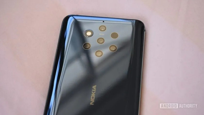 Nokia 9 PureView từng gây sốc tại MWC 2019 khi ra mắt với 5 camera sau độc đáo, gồm hai cảm biến màu và ba cảm biến đơn sắc. (Ảnh: Android Authority)