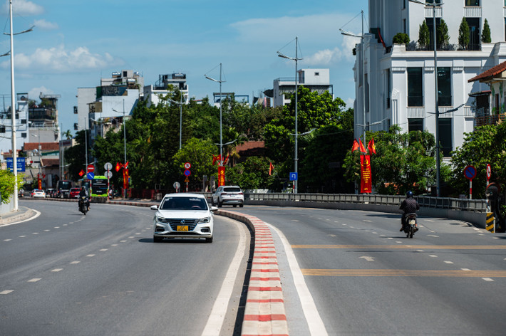 Hình ảnh tại đường Nghi Tàm lúc 15h vắng bóng phương tiện qua lại.