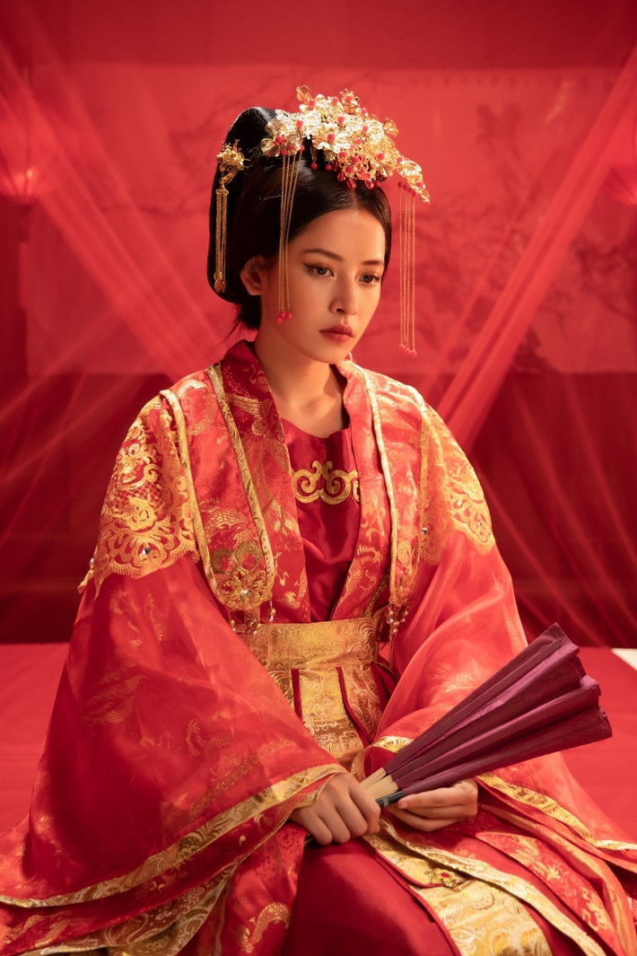 Ngay cả Ninh Dương Lan Ngọc hay Chi Pu cũng bị cư dân mạng “réo tên” khi so sánh với visual cổ tích này.