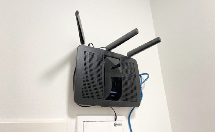 Vị trí đặt router quyết định độ phủ sóng, nên đặt ở nơi cao ráo, thoáng đãng và tránh xa tường dày hoặc thiết bị điện tử.