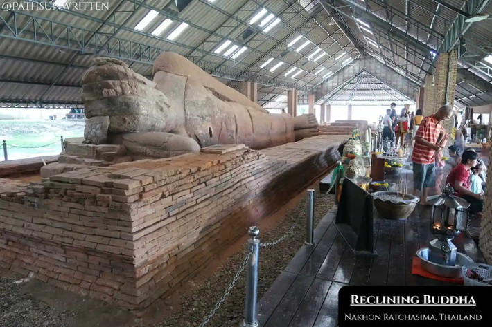 Ngoài ra, một khối đất cứng chứa ba tấm kim loại xếp chồng sau đầu tượng Phật nằm cũng được xác định là vật phẩm nghi lễ chôn cất.(Ảnh: Paths Unwritten)