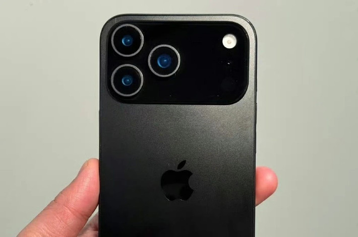 Hình ảnh do Majin Bu chia sẻ hé lộ iPhone 17 Pro Max có cụm camera nằm ngang toàn bộ phần lưng. (Ảnh: @MajinBuOfficial)