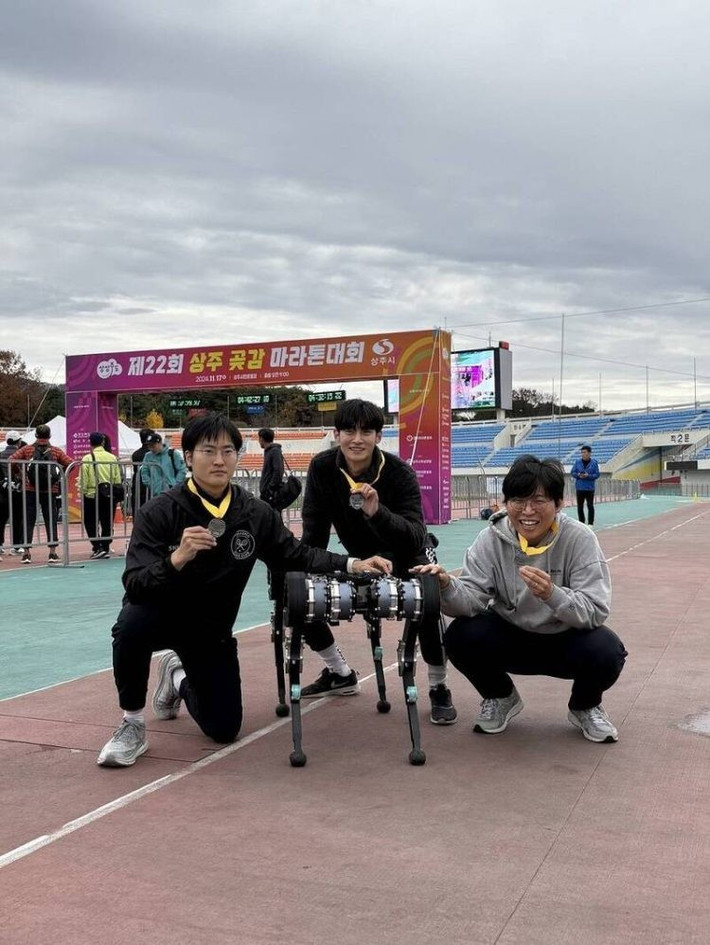 Robot này vừa hoàn thành giải Marathon Hồng khô Sangju dài 42,195km với thời gian 4 giờ 19 phút 52 giây chỉ bằng một lần sạc.(Ảnh: Oddity Central)