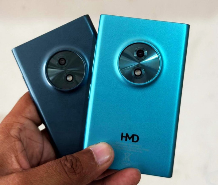 Touch 4G ra mắt tại Ấn Độ với hai màu Cyan và Xanh Đậm, giá chỉ 3.999 INR, tương đương hơn 1,2 triệu đồng.