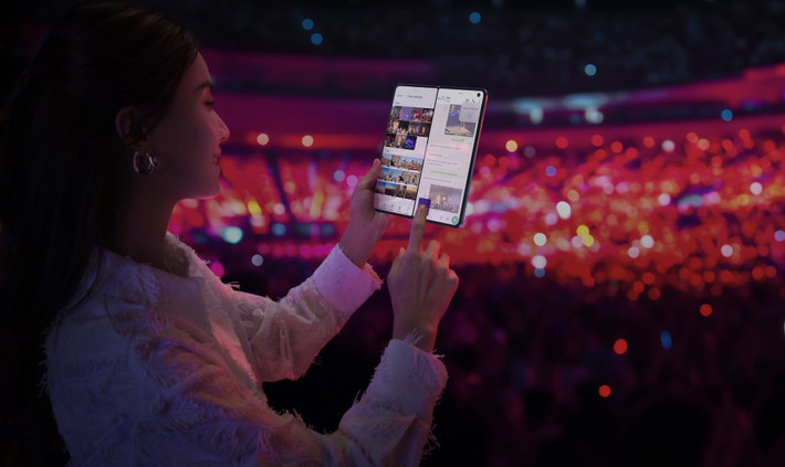 OPPO trang bị bản lề titan 3D và chuẩn kháng nước IPX9 vượt trội đối thủ Hàn Quốc.