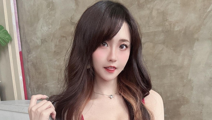Điểm nhấn gây chú ý là vóc dáng gợi cảm cùng thần thái tự tin hút mọi ánh nhìn.