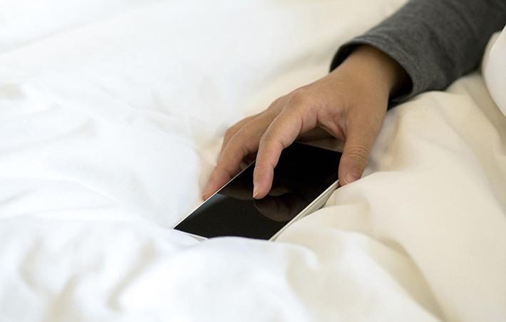Các chuyên gia khuyên nên ngưng sử dụng smartphone ít nhất 1 giờ trước khi ngủ, nhất là sau 10h đêm.